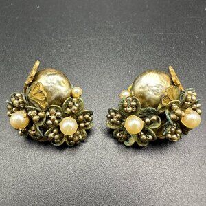 VINTAGE MIRIAM HASKELL GOLD PLATED FAUX PEARLS FLOWER CLIP ON EARRINGS